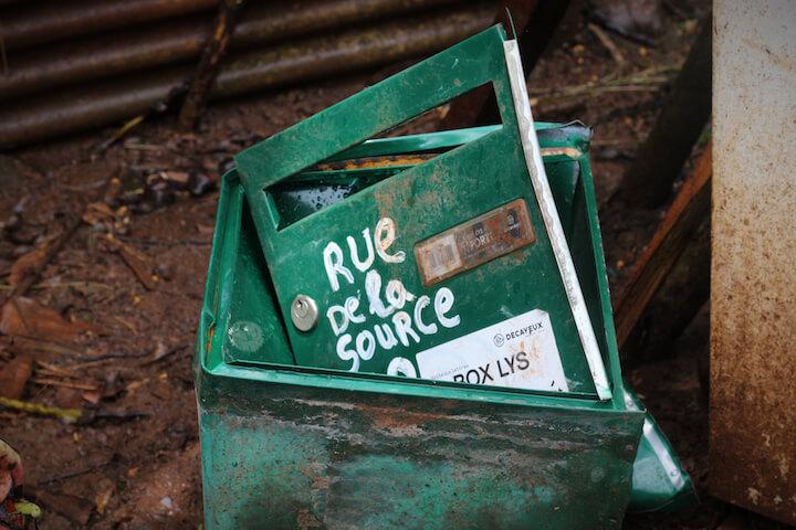 Tout un quartier de Dzoumogné, dans la commune de Bandraboua au nord de Mayotte, a été détruite. À ces destructions prévues se sont ajoutées d'autres illégales.