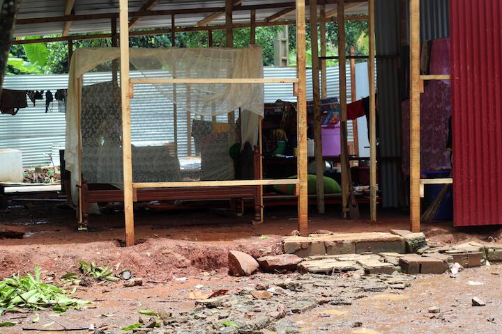 Deux semaines après l’opération, l’heure est à la reconstruction. Les plus pauvres récupèrent des bouts de ferraille éventrés pour tenter de reconstituer un toit.