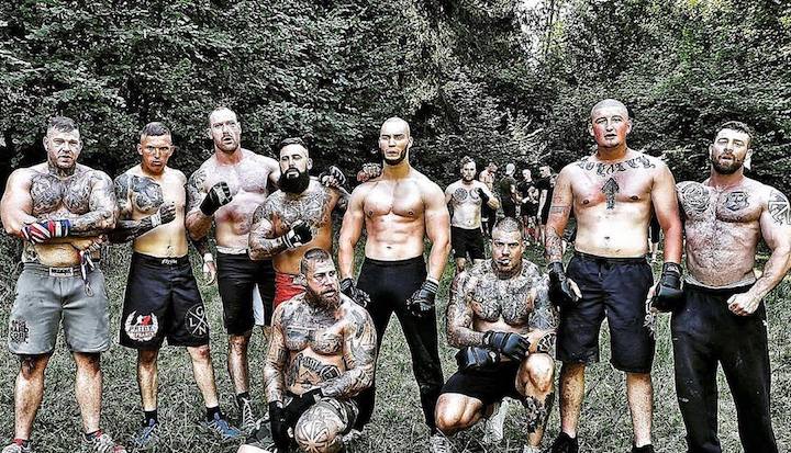 Les joyeux drilles du Swastiklan Wallis, groupe de néonazis helvètes qui accueillent parfois des Français, comme Marc de Cacqueray-Valménier.