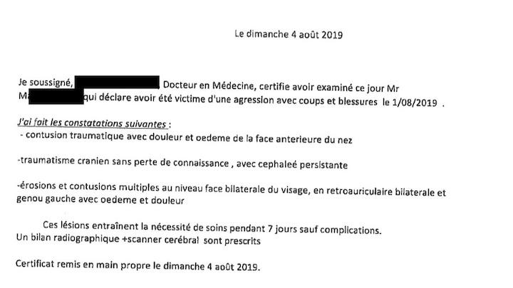 Trois jours après s'être fait tabassé, un médecin ausculte Matis. Il relève notamment un traumatisme crânien.