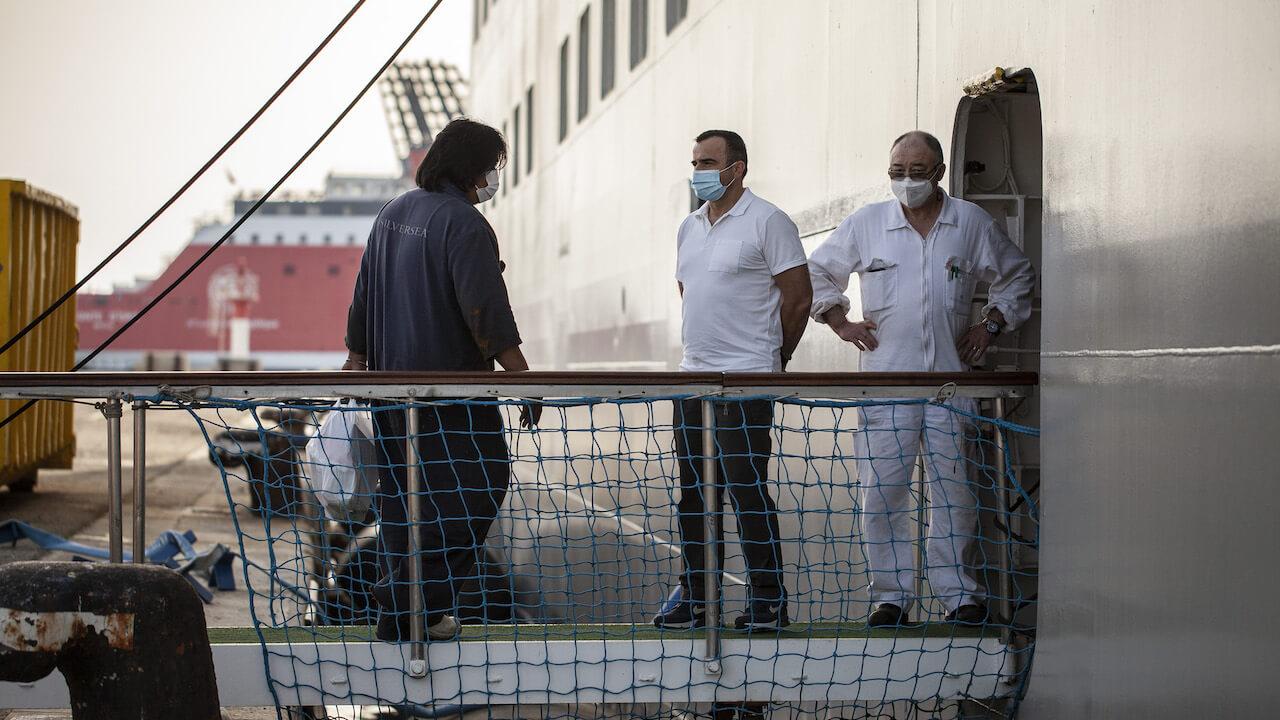 Le quotidien ennuyeux des 1.500 marins confinés dans le port de Marseille