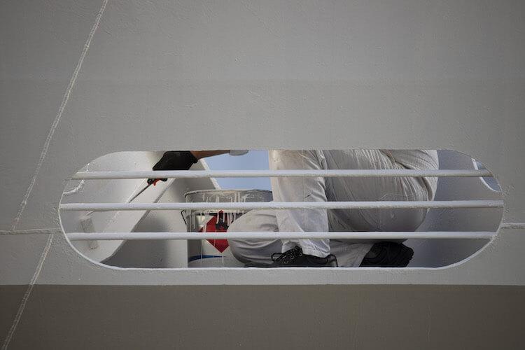 Les équipages doivent rester pour faire tourner les moteurs et entretenir les navires.