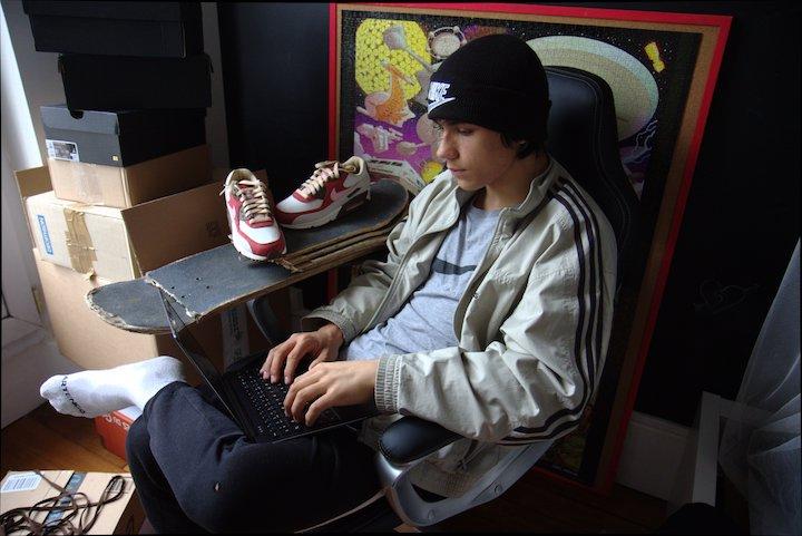 Samuel, 18 ans, est un reseller. Il chasse les baskets rares et les revend sur Vinted ou sur les marketplaces intégrés aux plateformes Discord