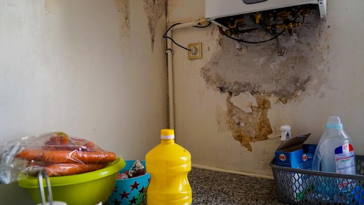 En janvier, un rapport de l’Agence régionale de santé considère le logement comme « insalubre » et ajoute en plus un risque sur l’installation électrique