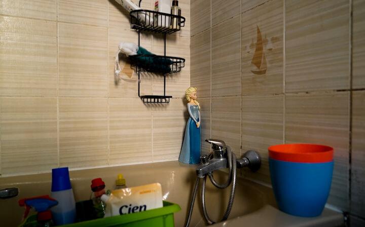 Des pièces sont remplies de cartons où se trouvent des vêtements, des affaires de cuisine, qui ont été déplacés pour ne pas être endommagés dans des placards moisis