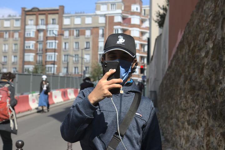 Suivi par plus de 23.000 personnes, Shahin Hazamy est connu comme « ghetto reporter »