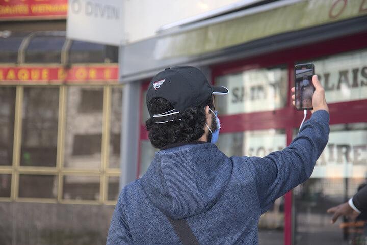 Dans le 20e arrondissement de Paris, Shahin tourne un reportage sur les distributions alimentaires