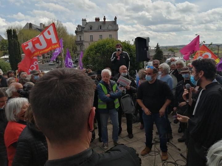 Les amendés de Millau annoncent cette première victoire à leurs soutiens qui attendaient devant le tribunal de police de Rodez
