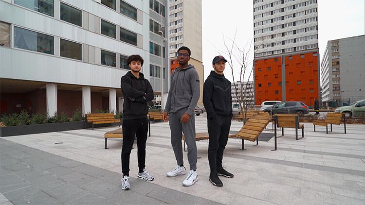 Glenn, ici avec deux autres lycéens de Bagnolet (93), vient de participer à une Agora de Prométhée Éducatio