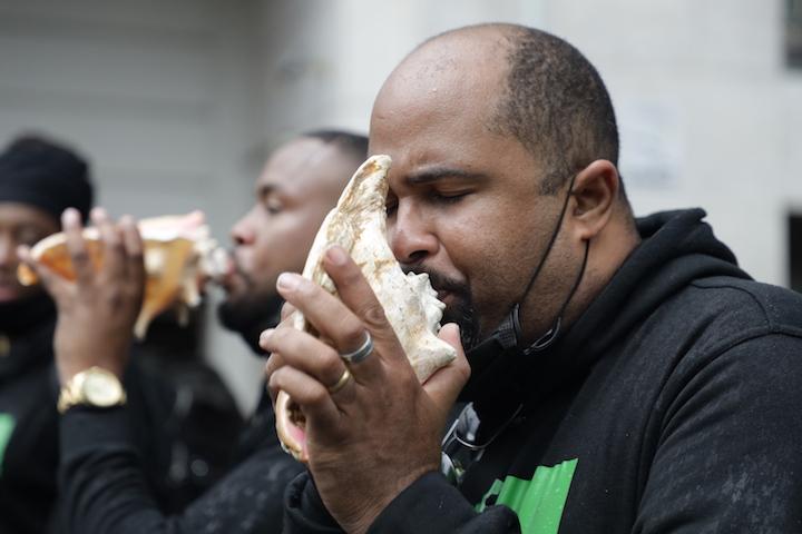 Des Martiniquais soufflent dans des lambis. Au milieu du cortège, c'est une allure de fête, entrecoupé de slogans coups-de-poing : « Pesticide, écocide, génocide ! 