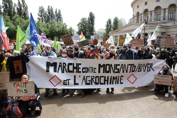 Chaque année depuis 2013, une manifestation contre le géant de l’agrochimie Bayer-Monsanto a lieu. Des dizaines d’organisations citoyennes y défilent contre l’agriculture intensive, les lobbies industriels et les pesticides.