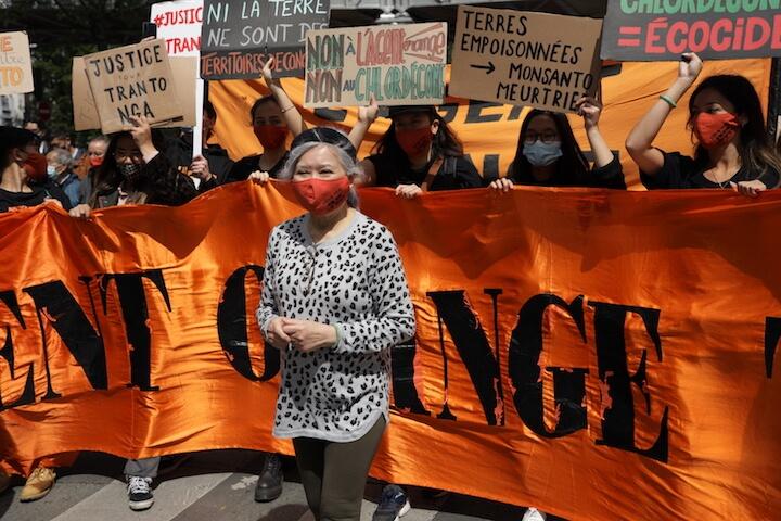 De nombreuses personnes étaient venues soutenir la journaliste et ancienne guérillero franco-vietnamienne Tran To Nga dans sa lutte contre l'agent orange.