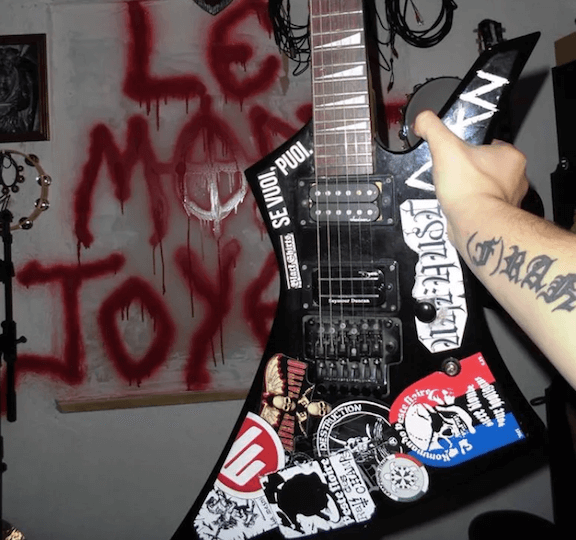 Sur sa guitare électrique, Ludovic Faure affiche son soutien au groupe néofasciste italien Casapound. On y voit également l'autre logo de KPN : une Totenkopf, un emblème utilisé par des unités SS durant la Deuxième Guerre mondiale, que Famine arbore aussi sur des sweatshirts.