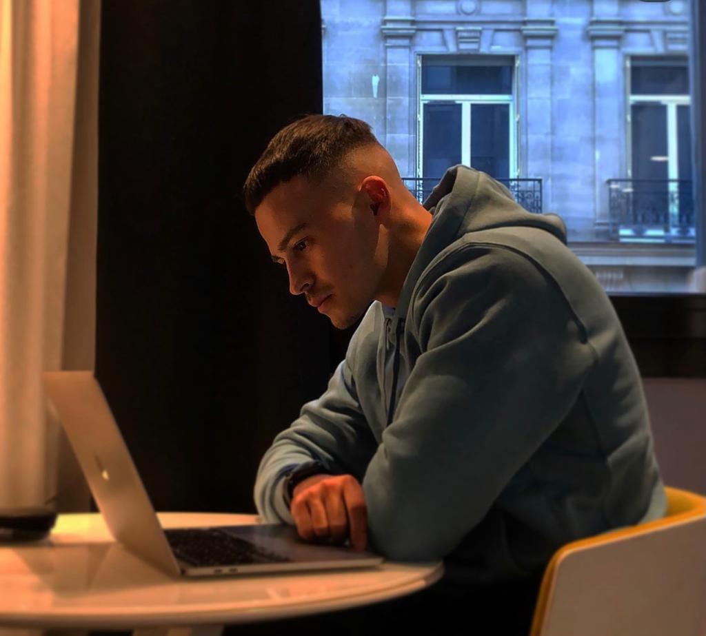 Alvaro Mena, boss du compte Twitter à succès Raplume