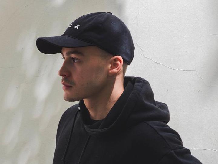 À seulement 23 ans, Alvaro Mena est à la tête d’un des comptes Twitter rap les plus influents : Raplume