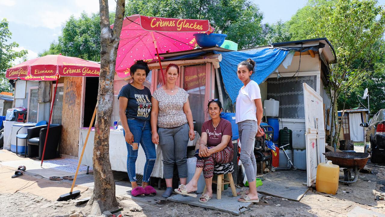 Bienvenue au Platz, le camp Rom au bout des pistes de l’aéroport d’Orly
