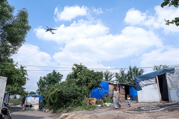 Depuis un an, 110 personnes vivent dans ce bidonville du rond-point de Chilly-Mazarin, sous les avions d’Orly
