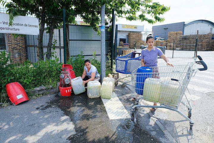 Sur le camp, il n'y a pas d'eau courante