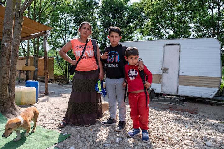 À 17h, les enfants rentrent de l'école avec leur mère