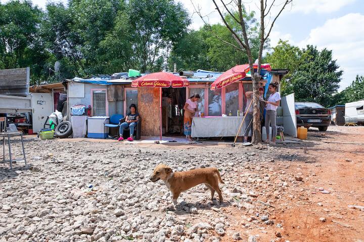 Comme Larissa, ils sont une centaine à vivre dans ce camp au bout des pistes de l'aéroport d'Orly
