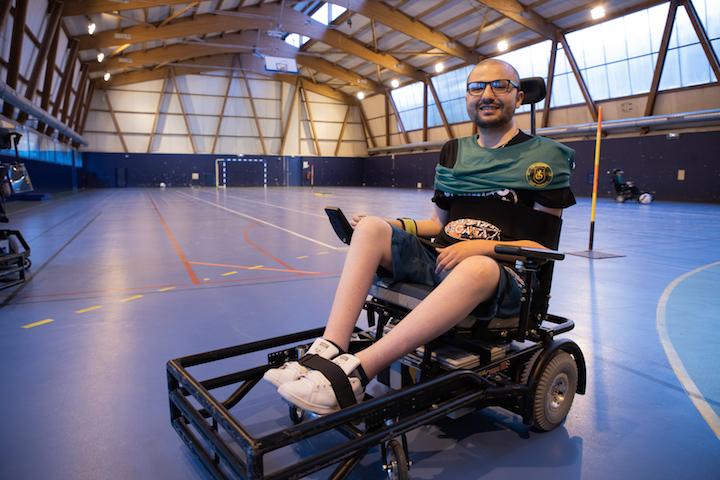 Jugurtha, le poignet et les baskets correctement sanglées dans le fauteuil, est prêt à jouer