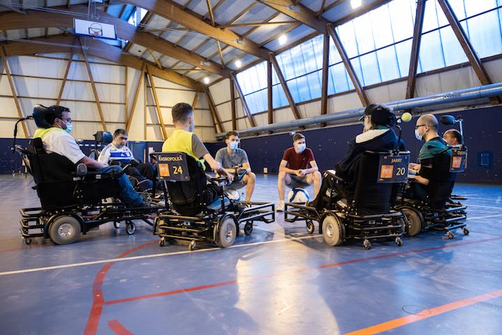 Au milieu de l’entraînement, Thomas, le coach, fait un point avec l’équipe du Nanterre Foot Fauteuil.