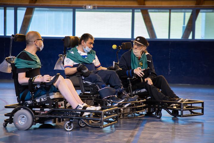 Jugurtha – le benjamin de l'équipe –, Thierry et Bruno – les anciens du club – discutent des stratégies à venir pour le match