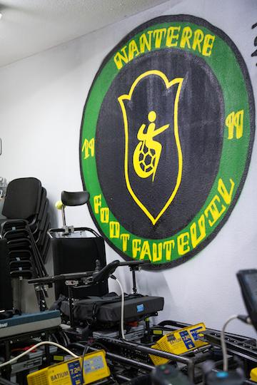 Le logo du Nanterre Foot Fauteuil, aux couleurs verte et jaune