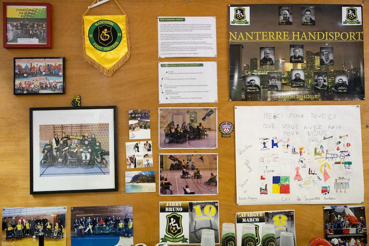 Dans le local, des photos de l’équipe sont affichées au mur, en souvenir de tous les matchs disputés