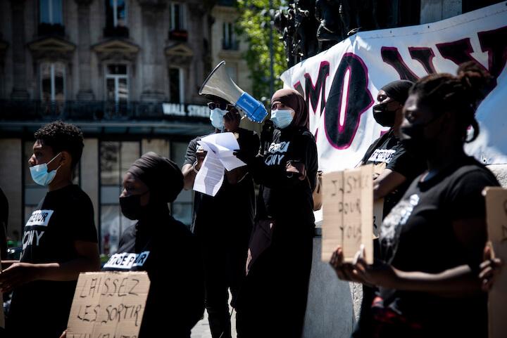 Durant le rassemblement, Charlotte a pris la parole pour scander sa colère et réclamer la vérité sur la mort de son mari