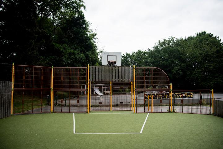 C'est sur le petit city de Lagny-sur-Marne, que Charlotte rencontre Jimony