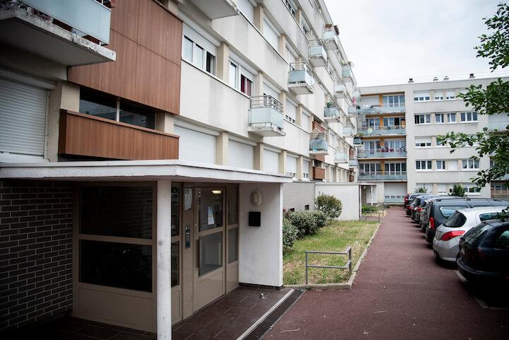 Jimony a passé son adolescence chez ses grands-parents dans le quartier d'Orly Parc à Lagny-sur-Marne avec sa soeur