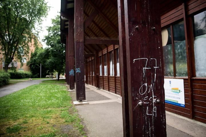 Le jeune homme passe une grande partie de son temps dehors dans le quartier de Lagny, « Ici tout le monde le connaît et sait ce qui s’est passé » assure Charlotte