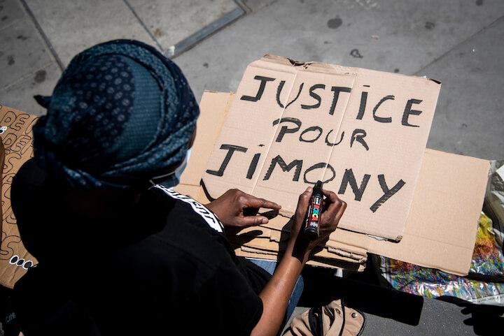 Les membres de la famille préparent les pancartes pour la manifestation