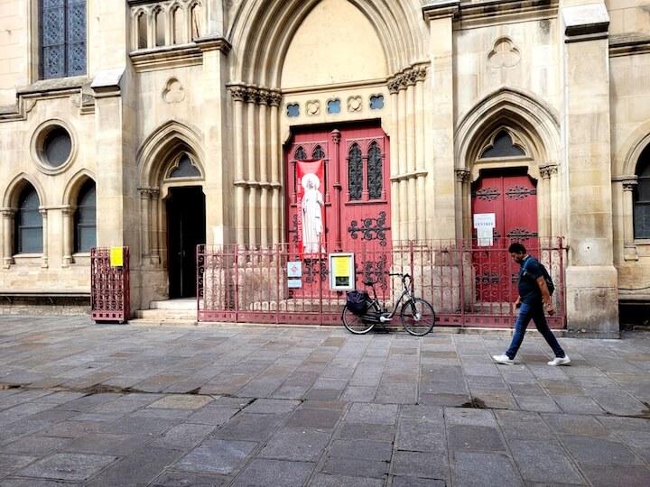 Younès raconte avoir été fouillé au corps alors qu'il fumait à l'entrée de l'église rue Sainte-Cécile