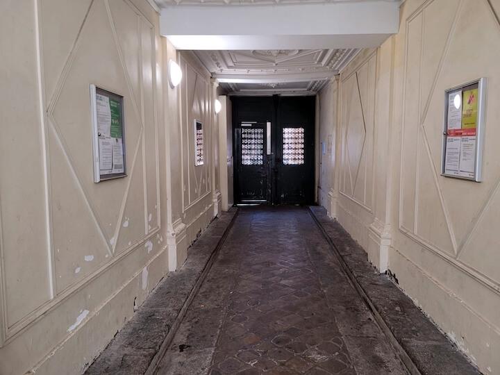 Les jeunes se trouvaient dans le hall d’un immeuble de la rue du Faubourg-Poissonnière quand ils se sont fait contrôler et agresser par des policiers, disent-ils