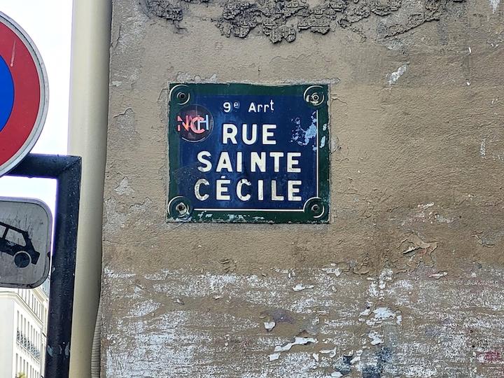 Le groupe de jeunes se retrouve régulièrement rue Sainte-Cécile, dans le 9ème arrondissement de Paris