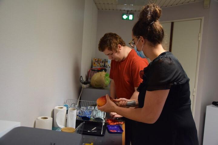 Aurore, bénévole à l'association est elle aussi une ancienne enfant placée