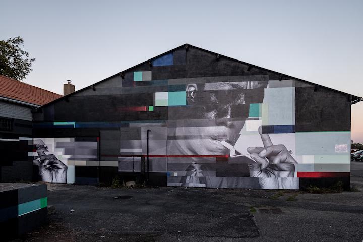 Depuis le 4 octobre, la façade du bâtiment est recouverte du portrait de James Baldwin, un auteur américain, réalisé par l’artiste La Fleuj