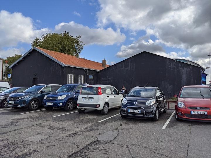 La fresque a été repeinte en noir afin de réaliser une nouvelle œuvre