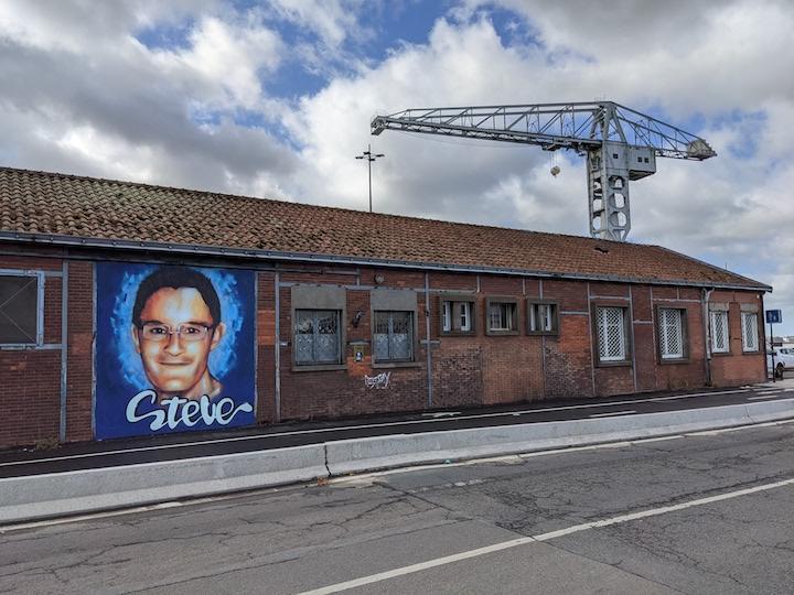 Un nouveau portrait de Steve, dessiné en toute sobriété, a trouvé place sur un autre mur du bâtiment