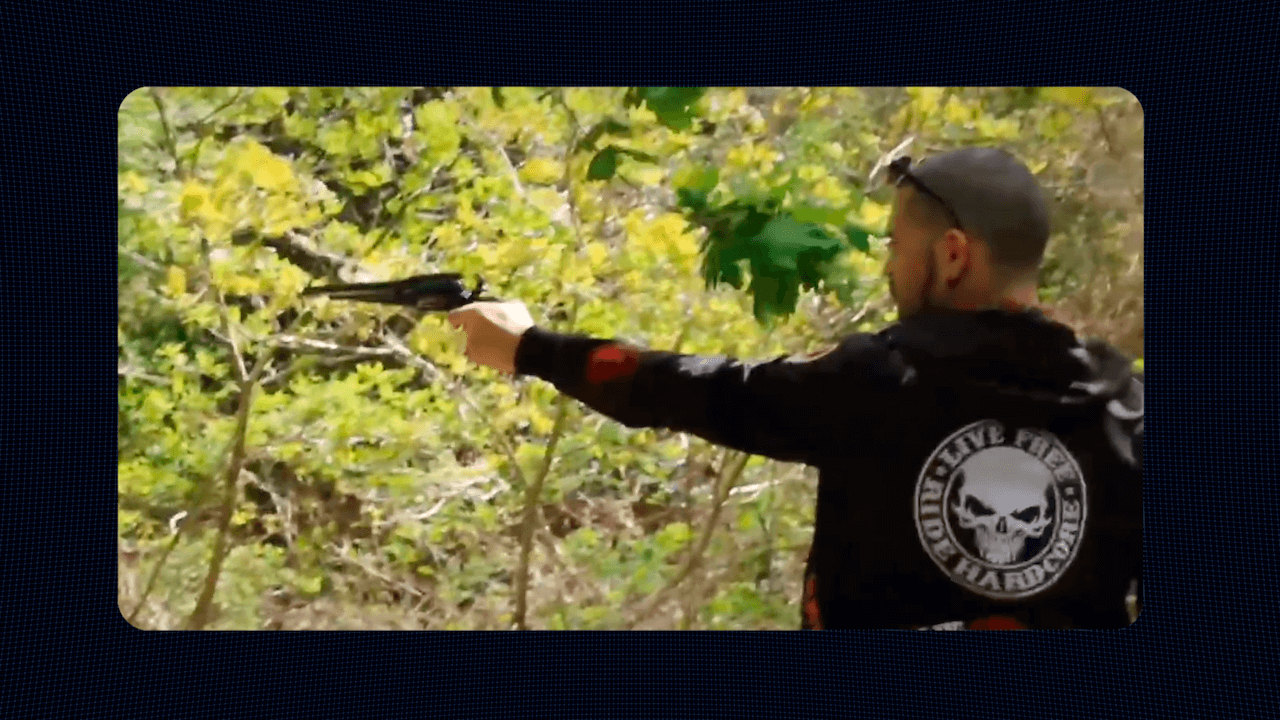 Grâce au pistolet à poudre noire, l’extrême droite violente s’arme en toute légalité