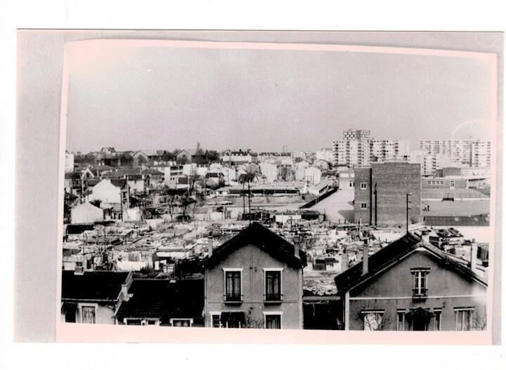 il y a soixante ans, à Nanterre, il n’y a que des ruelles étroites et boueuses, où s'entassent ces maisonnettes de tôle et de bois. Une seule pièce pour toute une famille, sans W.-C. ni eau potable