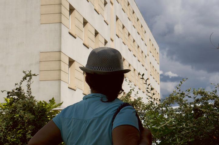 Née dans la cité de transit des Potagers, dans le quartier du Petit Nanterre, Mabrouka a aussi été contrainte de la quitter. « Elle est sortie en dernière. Tout le monde avait déjà déménagé, pas elle. 
