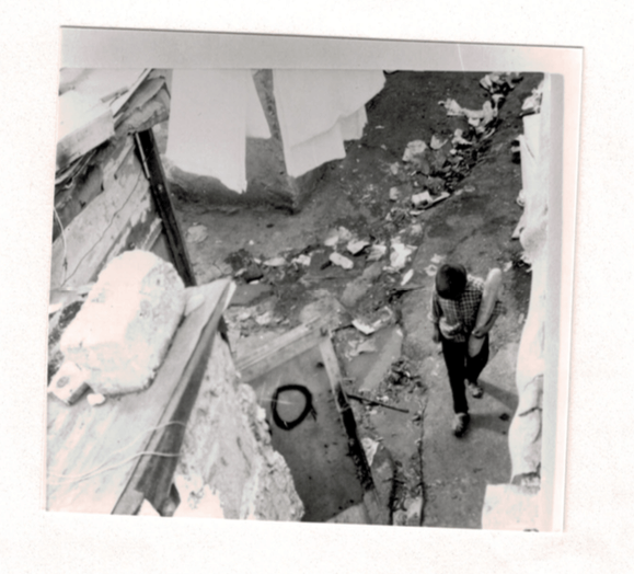 Le matin, Ahmed se souvient courir à l’école pour se chauffer à côté du radiateur après ses nuits dans le froid.