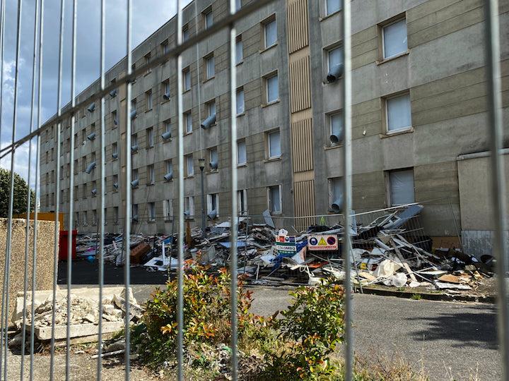 Construit sur d’anciens terrains agricoles, la cité des Potagers aurait dû représenter une alternative temporaire dans l’attente d’un logement HLM. Symbole de la pérennisation de la crise du logement, elle a été démolie avec quarante ans de retard en juillet 2021