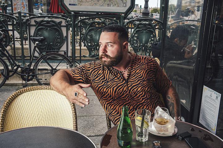 Assis à la terrasse, Baptiste Marchais s'emporte avant de se lever et de quitter la table.
