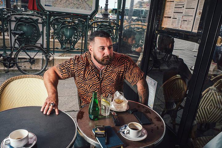 Dans ses vidéos, le Youtubeur se met en scène comme un sympathique franchouillard adepte du tir sportif, de la chasse, des grosses cylindrées, de spiritueux...