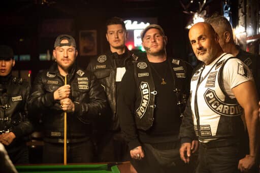 Dans un bar de Saint-Quentin, Ayoub et certains de ses nouveaux soldats posent fièrement