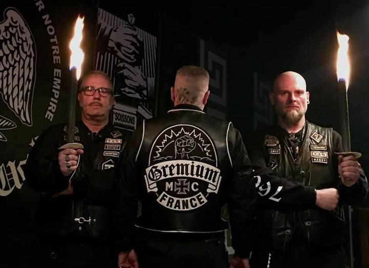 Sur le groupe Facebook Gremium MC France, une photo montre le rituel qui accompagne l’entrée dans le club d’un nouveau membre